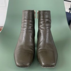 LoQ Lazaro block heel zip boot